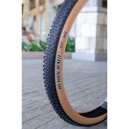 Llantas Maxxis 27.5 Rekon Race Rin 27.5x2.25 Lateral Café Color Negro/marrón
